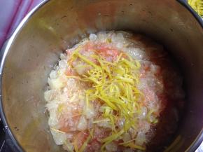 把柚子肉带汤、柚子皮丝一起倒入锅中大火煮开