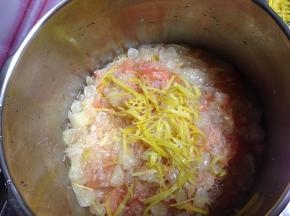 把柚子肉带汤、柚子皮丝一起倒入锅中大火煮开