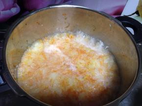 转小火慢熬煮，煮到柚子皮和肉融合，煮的过程要不断用勺子搅拌，以免糊锅