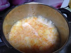 转小火慢熬煮，煮到柚子皮和肉融合，煮的过程要不断用勺子搅拌，以免糊锅