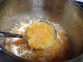 煮到柚子肉粘稠，柚皮金黄透亮就可以关火了，冷却后加入适量蜂蜜搅匀，放入密封瓶子中并冷藏室存放，喝的时候用温水冲一下即可