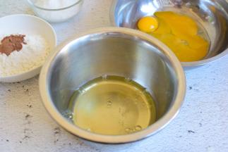 蛋清与蛋黄分别打入两个无水无油的容器中