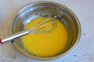 蛋黄加入牛奶，奶粉，玉米油，40克白糖，拌匀