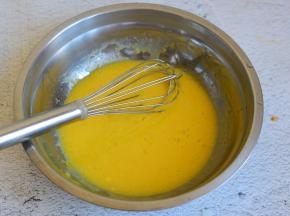 蛋黄加入牛奶，奶粉，玉米油，40克白糖，拌匀