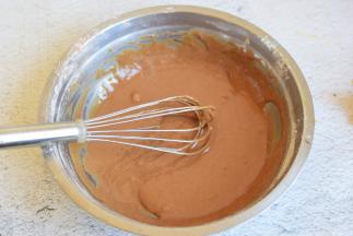 混合筛入低筋面粉和可可粉，拌匀