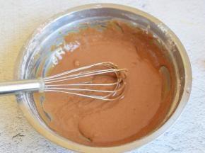 混合筛入低筋面粉和可可粉，拌匀