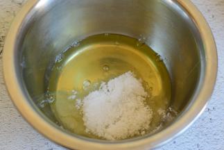 蛋清加入40克白糖