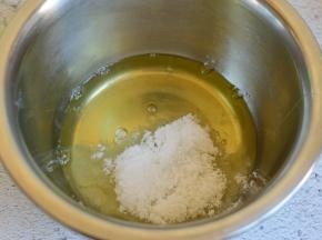 蛋清加入40克白糖