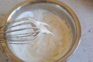 打发至硬性发泡