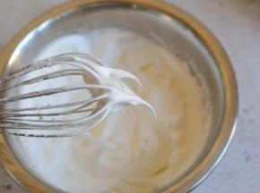 打发至硬性发泡