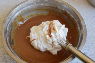 蛋清与蛋黄可可糊混合