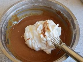 蛋清与蛋黄可可糊混合