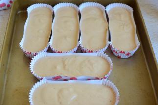 装裱花袋，挤入模具八分满