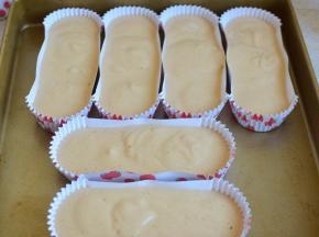 装裱花袋，挤入模具八分满