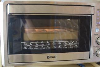 烤箱预热180度，中层上下火烤25分钟