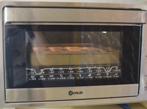 烤箱预热180度，中层上下火烤25分钟