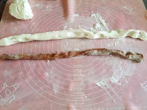 白面团和可可面团分别搓长条（我只用了一半的白面团做雨花石汤圆，另一半做的白汤圆）