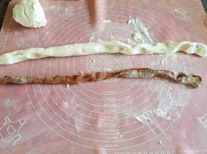 白面团和可可面团分别搓长条（我只用了一半的白面团做雨花石汤圆，另一半做的白汤圆）
