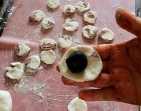 放入黑芝麻馅料