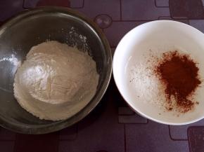 白面团和可可面团用料分别放入两个碗中，倒入开水和凉水