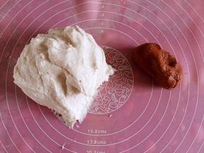 揉成团，盖保鲜膜静置5分钟