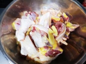 鸡洗净剁块备用。