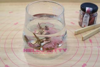 取5朵樱花放入杯中，用温水冲泡开。
