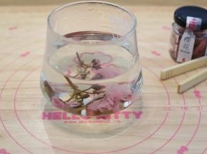 取5朵樱花放入杯中，用温水冲泡开。