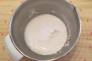 糯米粉倒入盆中，冲入55克的开水。