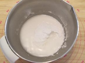 糯米粉倒入盆中，冲入55克的开水。