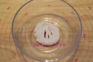 加入一点点的红色色素（或少许的红曲粉）。