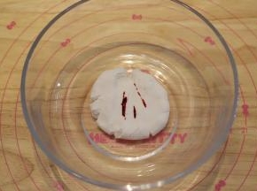 加入一点点的红色色素（或少许的红曲粉）。