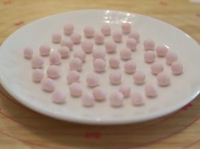 揉匀后搓成1克一颗的小圆子。