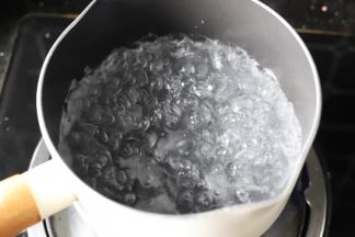 冷水中大火煮开。