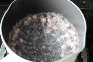 放入小圆子，煮至小圆子浮上来后再煮一分钟。