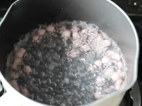 放入小圆子，煮至小圆子浮上来后再煮一分钟。
