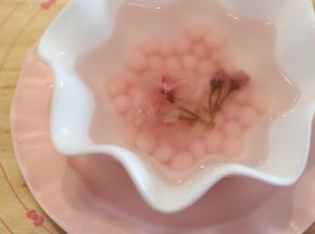 放入泡开的樱花装饰。