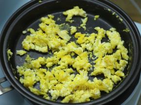 在鸡蛋刚凝固的时候迅速将它们打散。