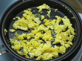 在鸡蛋刚凝固的时候迅速将它们打散。