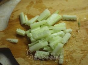 黄瓜去皮切成小条。