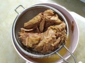 吞拿鱼滤去油分。