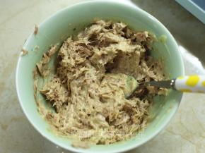 加入沙拉酱，用叉子将它们戳散混匀。