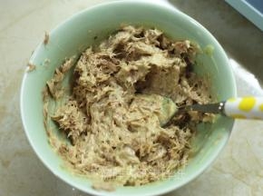 加入沙拉酱，用叉子将它们戳散混匀。