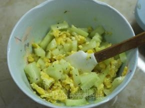 黄瓜和鸡蛋混匀。