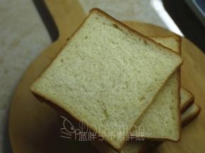 准备好吐司片。