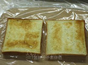 加热好的吐司片放在保鲜膜上面。