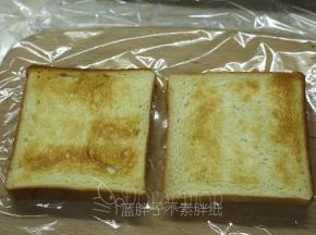 加热好的吐司片放在保鲜膜上面。