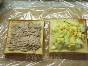 上面分别铺满吞拿鱼和黄瓜鸡蛋。