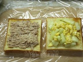 上面分别铺满吞拿鱼和黄瓜鸡蛋。