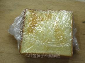 最后用保鲜膜把它们包起来。